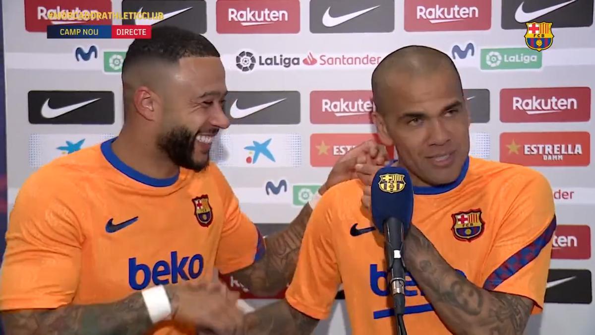 La felicidad del Barça llega a la zona mixta. ¡Atención al show de Alves y Memphis!