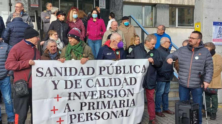 Los vecinos, concentrados en la puerta del hospital comarcal. | Vecin@s de Llangréu por la Sanidad Pública