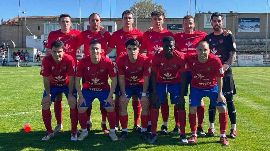 Formación del CD Benavente, ayer en La Bañeza. | Cedida