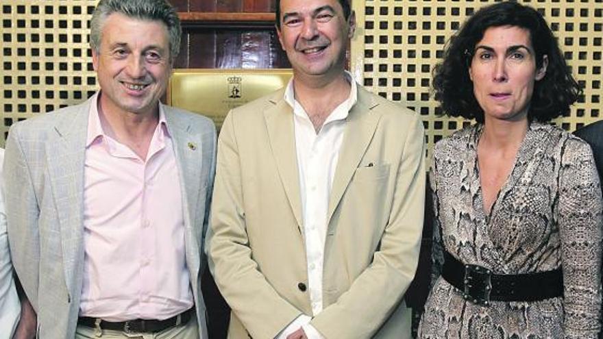 Rodríguez del Corral, flanqueado por el edil Carlos Rubiera y la directora de la editorial Siruela, Ofelia Grande.