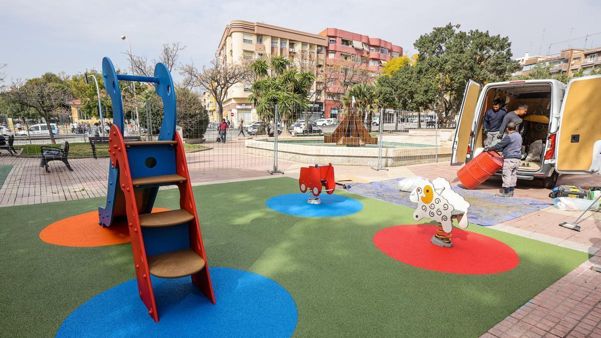 Nuevos juegos infantiles en el parque, para minimizar los efectos de la paralización de la obra