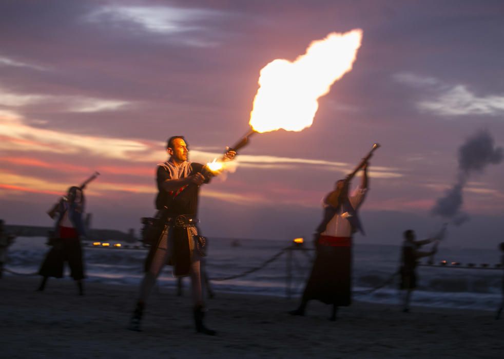 Un espectacular Desembarco al alba da inicio a los Moros y Cristianos en El Campello