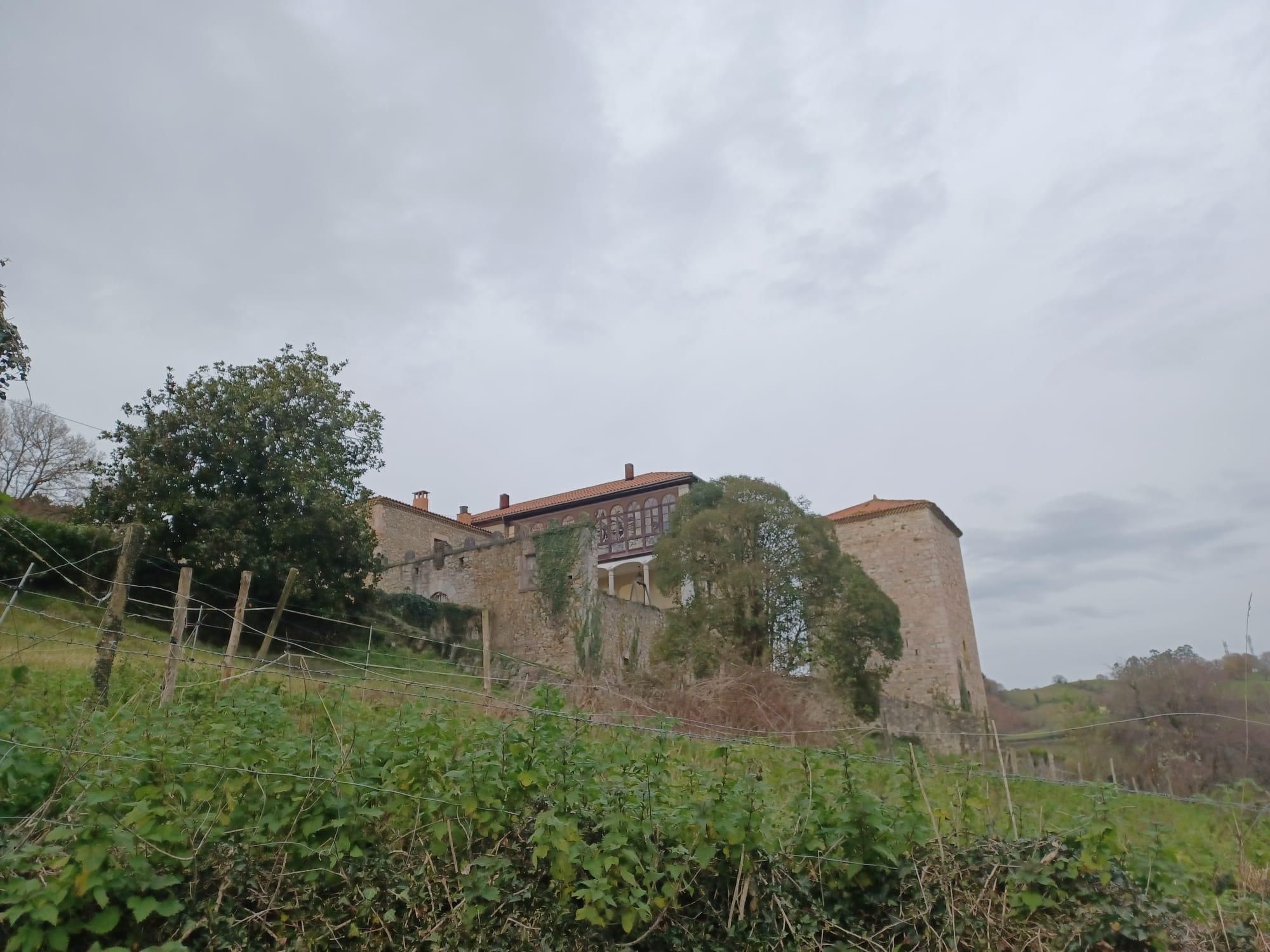 La Torre de Báscones está a la venta: así es el espectacular conjunto palaciego de Grado
