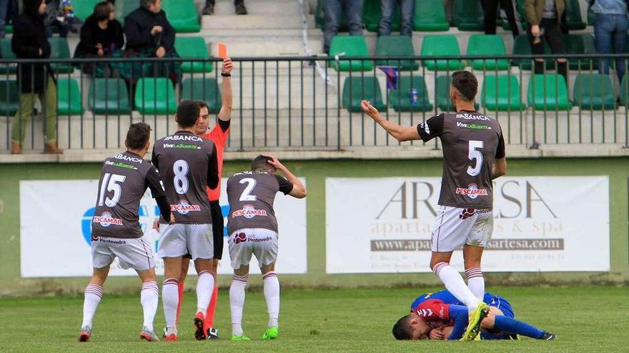 El colegiado Díaz Escudero muestra a Nacho la tarjeta roja por una entrada a un jugador de la Segoviana. // Área 11