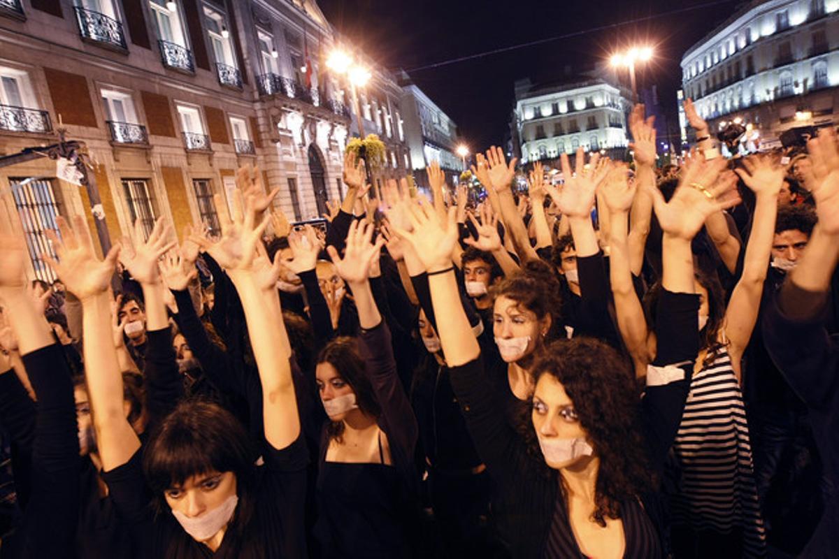 Performance d’un grup de teatre a la Puerta del Sol durant l’acampada de Democràcia Real Ja el novembre de 2011.