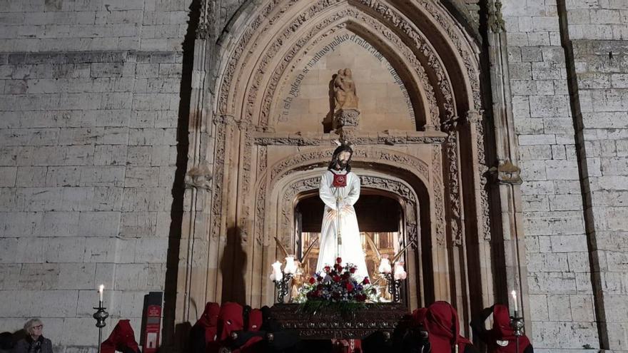 El Cristo de la Misericordia, luz que alumbra la noche del Domingo de Ramos | C. T.