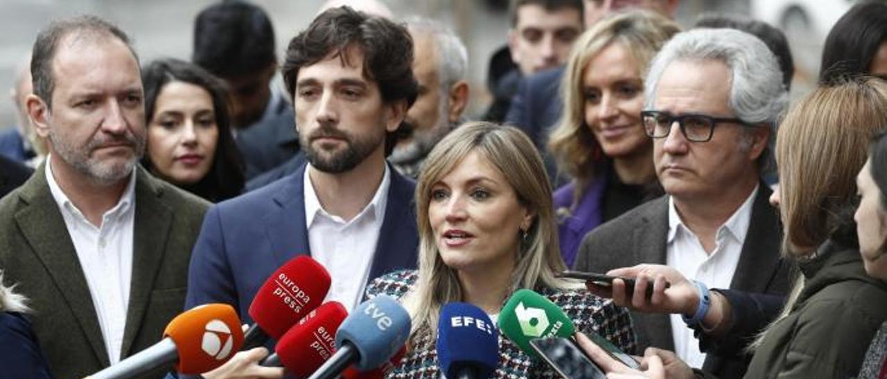 Patricia Guasp, ayer en Madrid ante la atenta mirada de Inés Arrimadas.