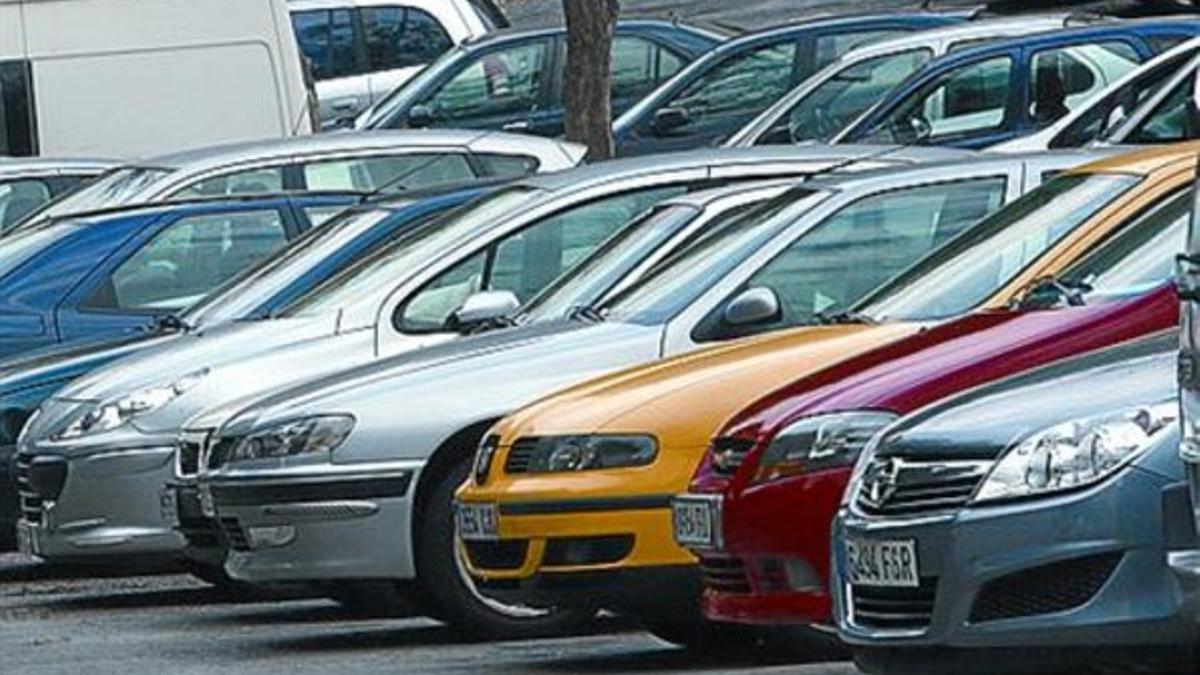 Vehículos estacionados, ayer, en L'Hospitalet.