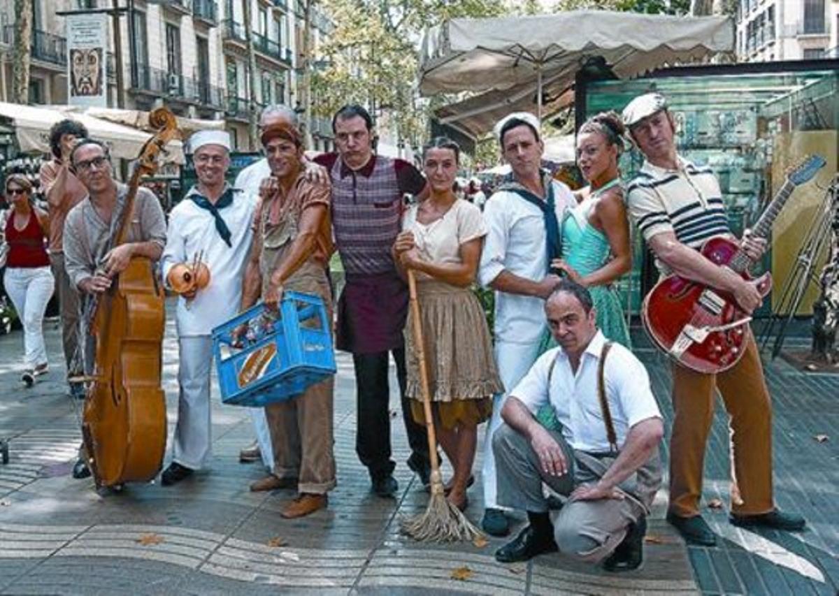 La ’troupe’ de ’Call me Maria’ va posar ahir a la Rambla, escenari del xoc cultural dels anys 50. La ’troupe’ de ’Call me Maria’ va posar ahir a la Rambla, escenari del xoc cultural dels anys 50.