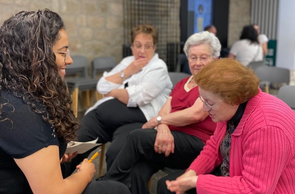 La regidora d'Igualtat de l'Ajuntament de Solsona, Maria Moumen, parla amb dones grans