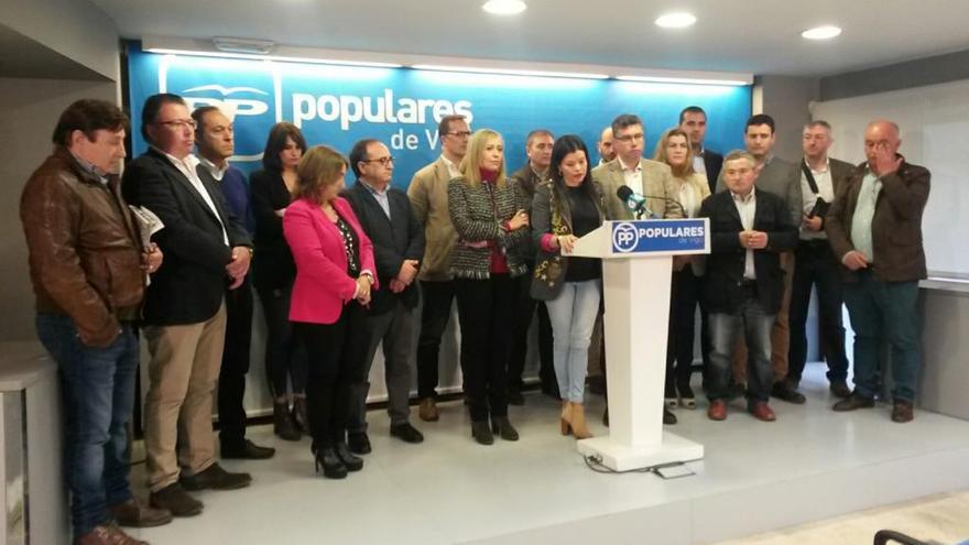 Los alcaldes del PP, esta mañana. // J. Lores