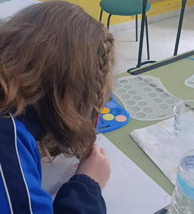 La iniciativa titulada ‘La Milagrosa TEAma’ une arte e inclusión en clase