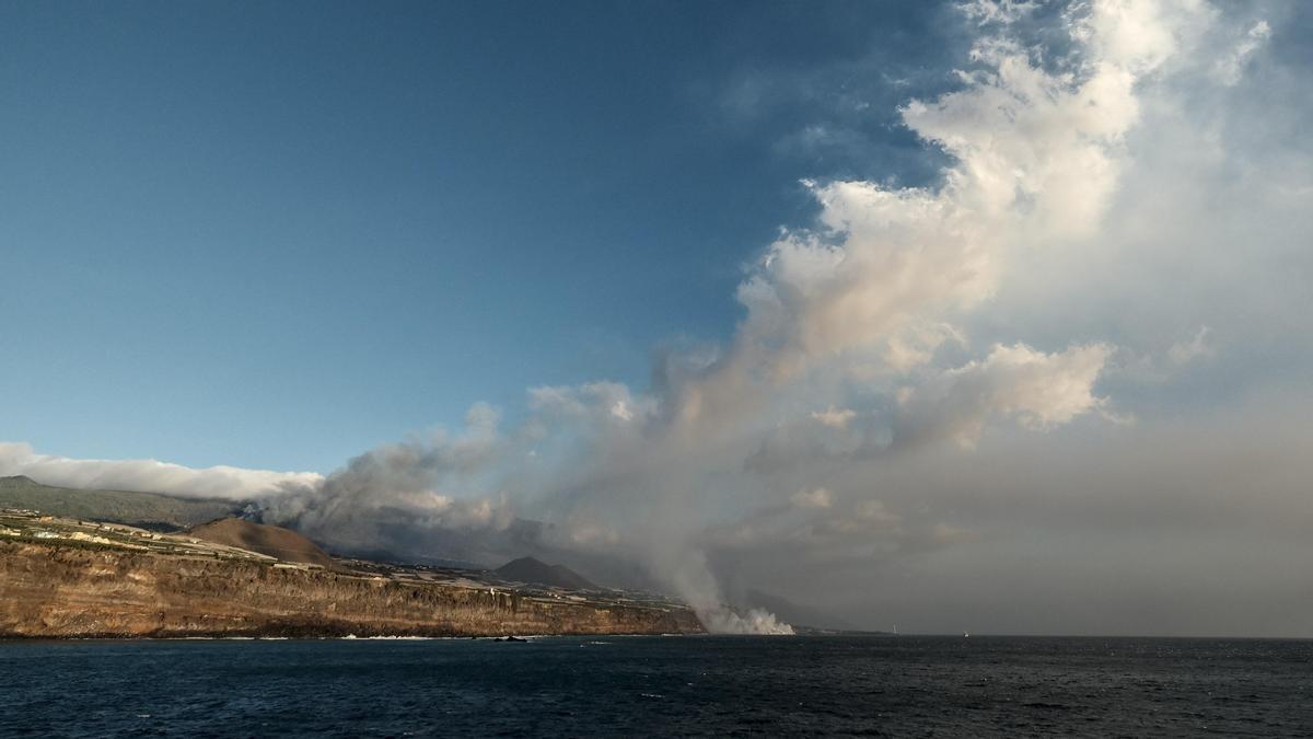 La lava sigue ganando terreno al mar en La Palma.