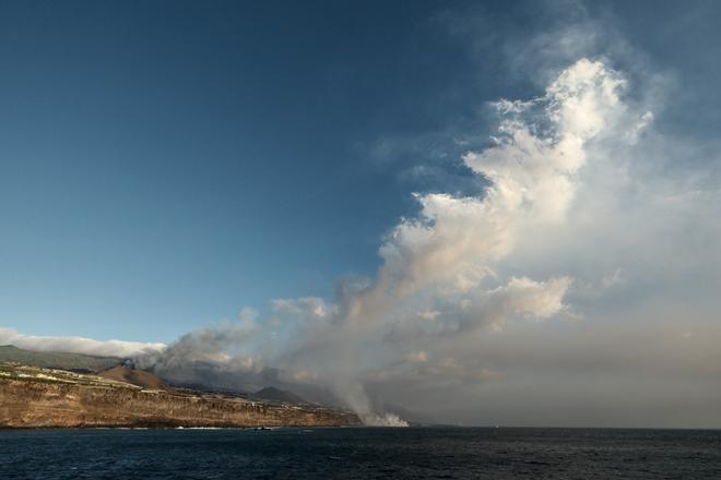 La lava sigue ganando terreno al mar en La Palma