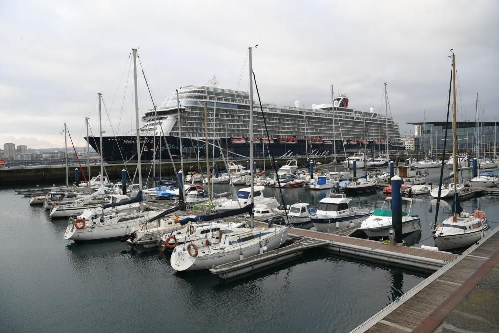 Primera escala del ''Mein Schiff 2 New'' en A Coruña