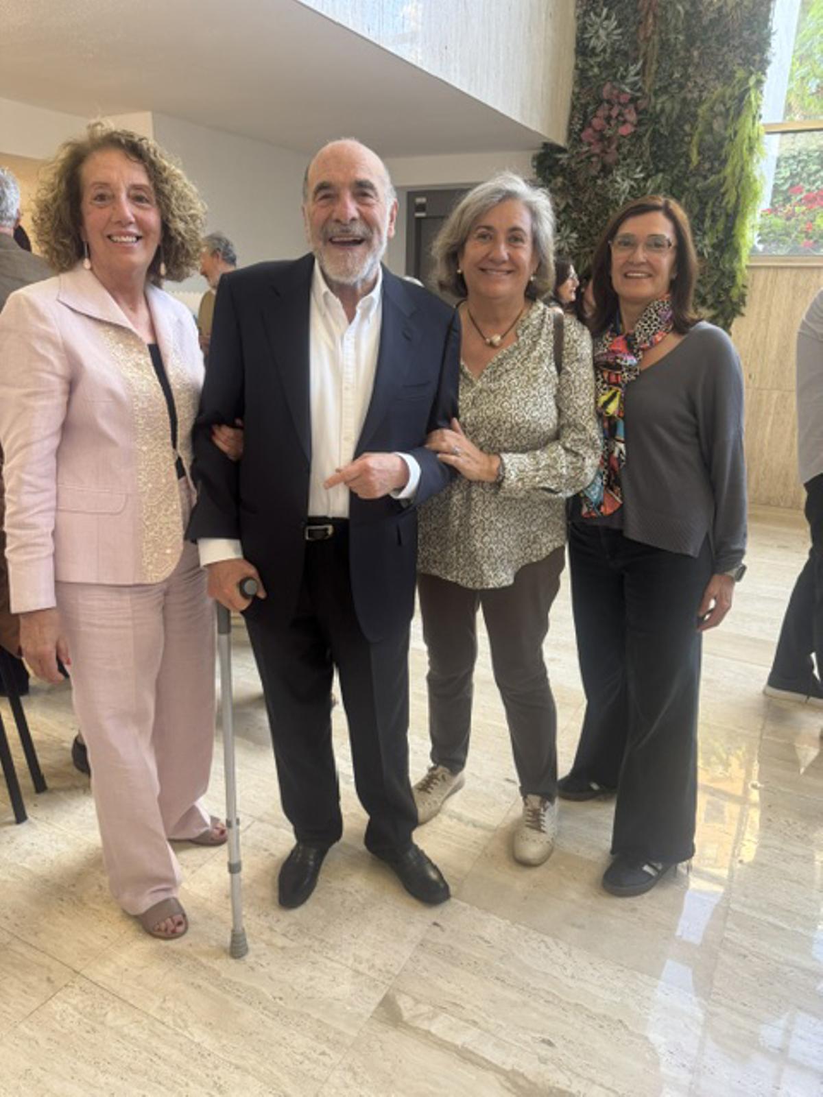 El doctor Jaime Merino, impulsor del Museo de Medicina, escoltado por Ana Robles, Inma Moreno e Isabel Menaches.