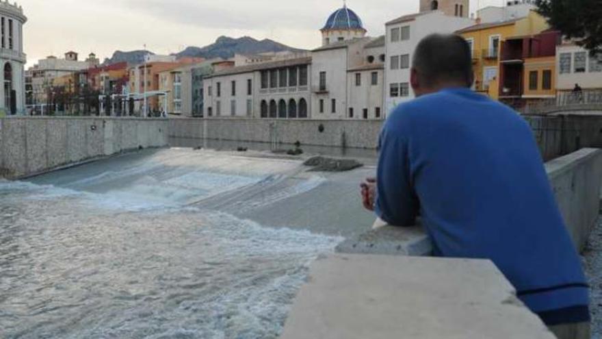 Una imagen del río Segura a su paso por Orihuela donde se observa el aumento de caudal