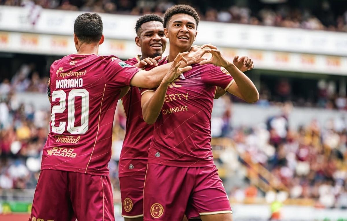 Kenay Myrie tras anotar un gol con el Deportivo Saprissa