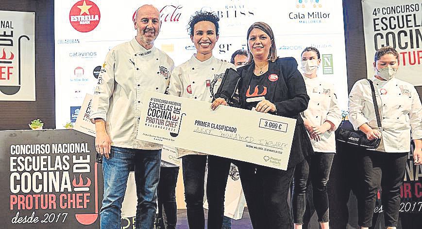 Tomeu Caldentey junto a Annge Mohamed y Sara Bauzá.