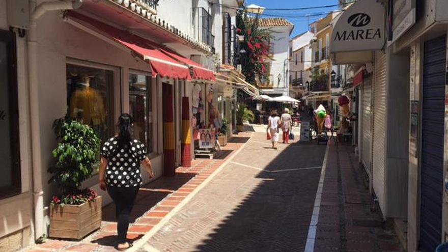 Vecinos transitan por una de las principales calles comerciales del Casco Antiguo.