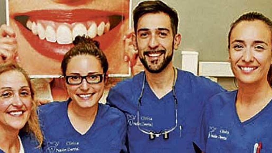 El doctor Pablo Gallego, con los equipos de odontología general y periodoncia.