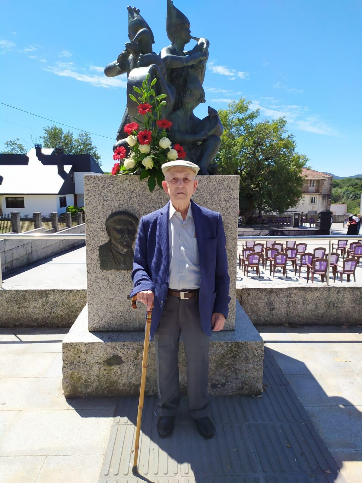 José Gulías Picón «Caladiño», ante a estatua aos gaiteiros de Soutelo.