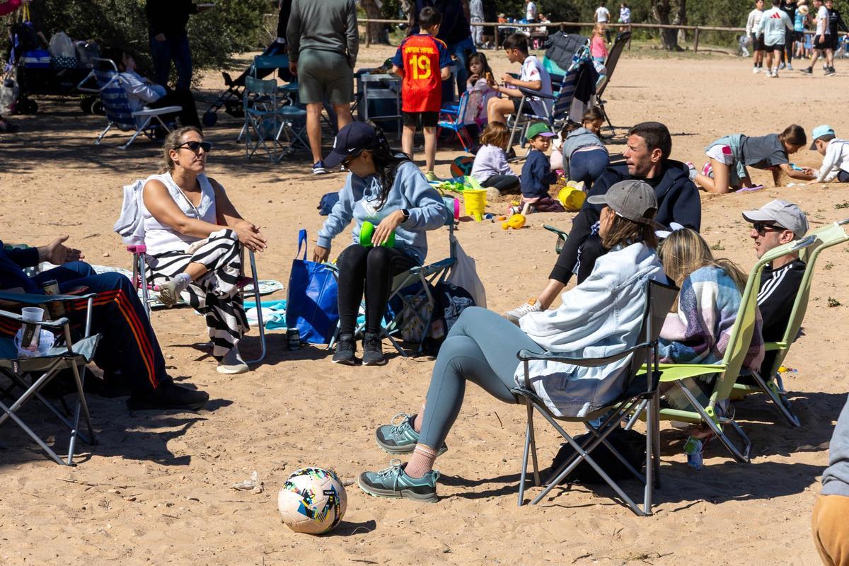Ambiente distendido en los parajes naturales ilicitanos durante el Lunes de Pascua