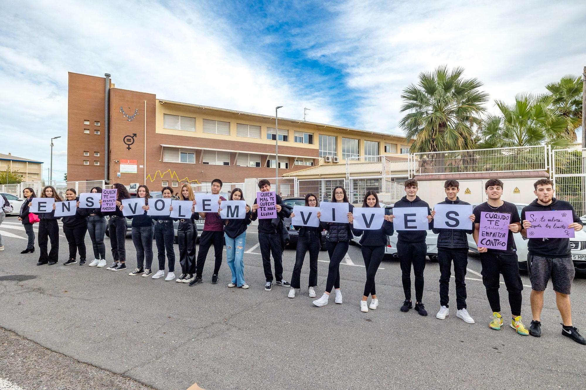 Alumnos de los institutos de Benidorm forman una "Cadena Humana" en la zona escolar del Salt de l'Aigua contra la violencia de género