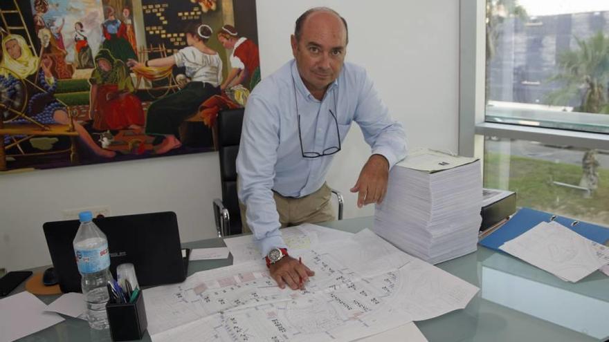 El promotor José López Rejas muestra el proyecto de rehabilitación de La Paz en su despacho.