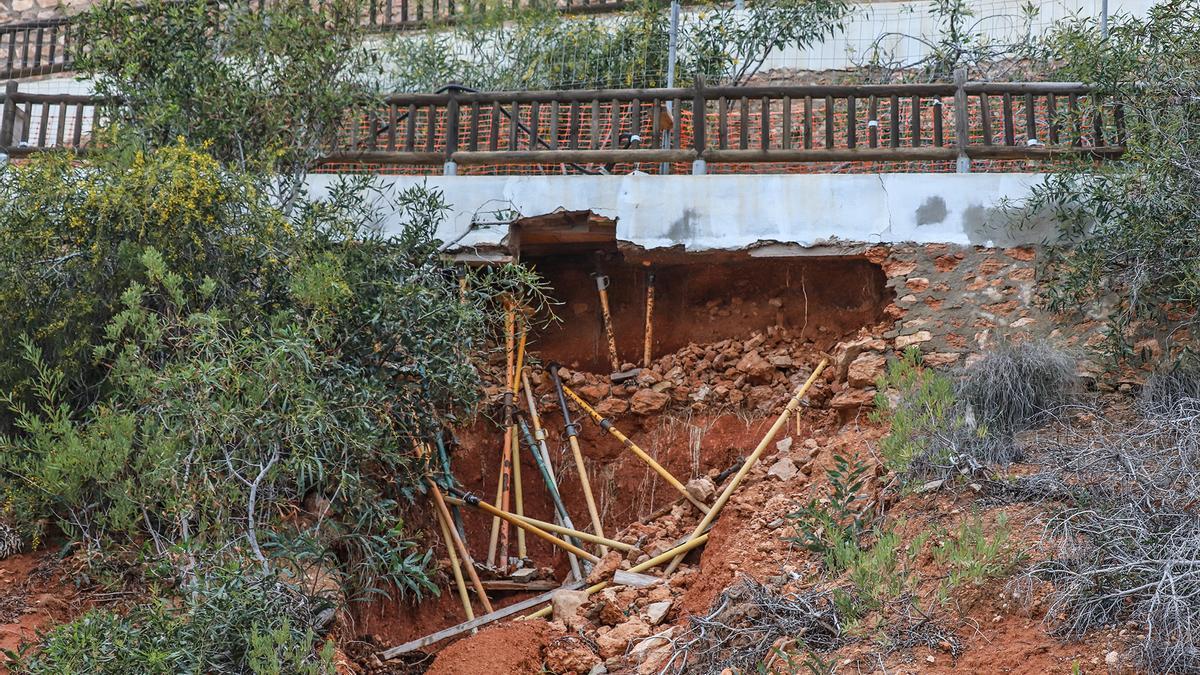 Un socavón abierto 18 meses amenaza con tirar un tramo de paseo en Orihuela Costa