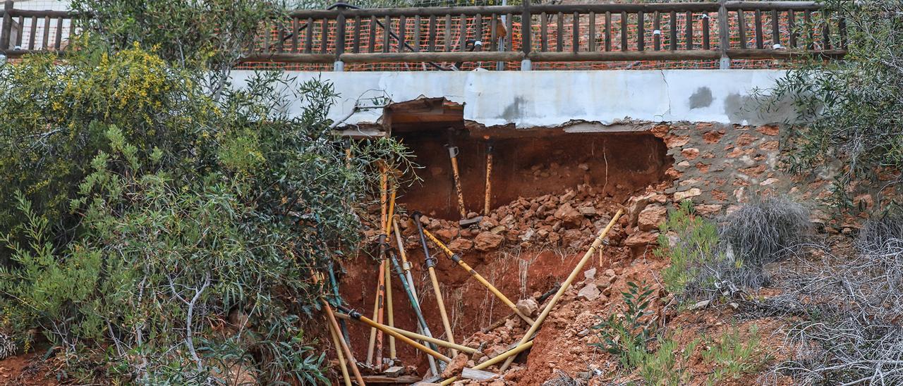 Un socavón abierto 18 meses amenaza con tirar un tramo de paseo en Orihuela Costa