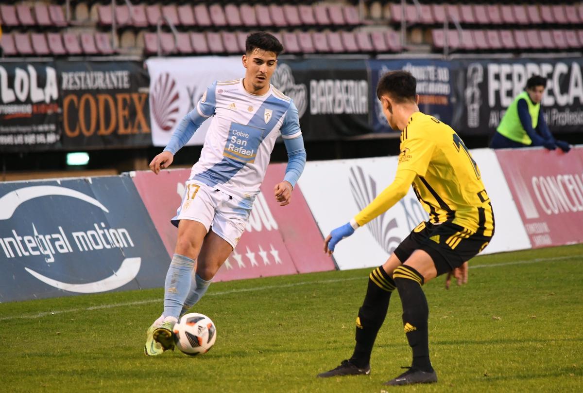 Riki Mangana conduce el balón en San Lázaro, durante su primera etapa en el club santiagués.