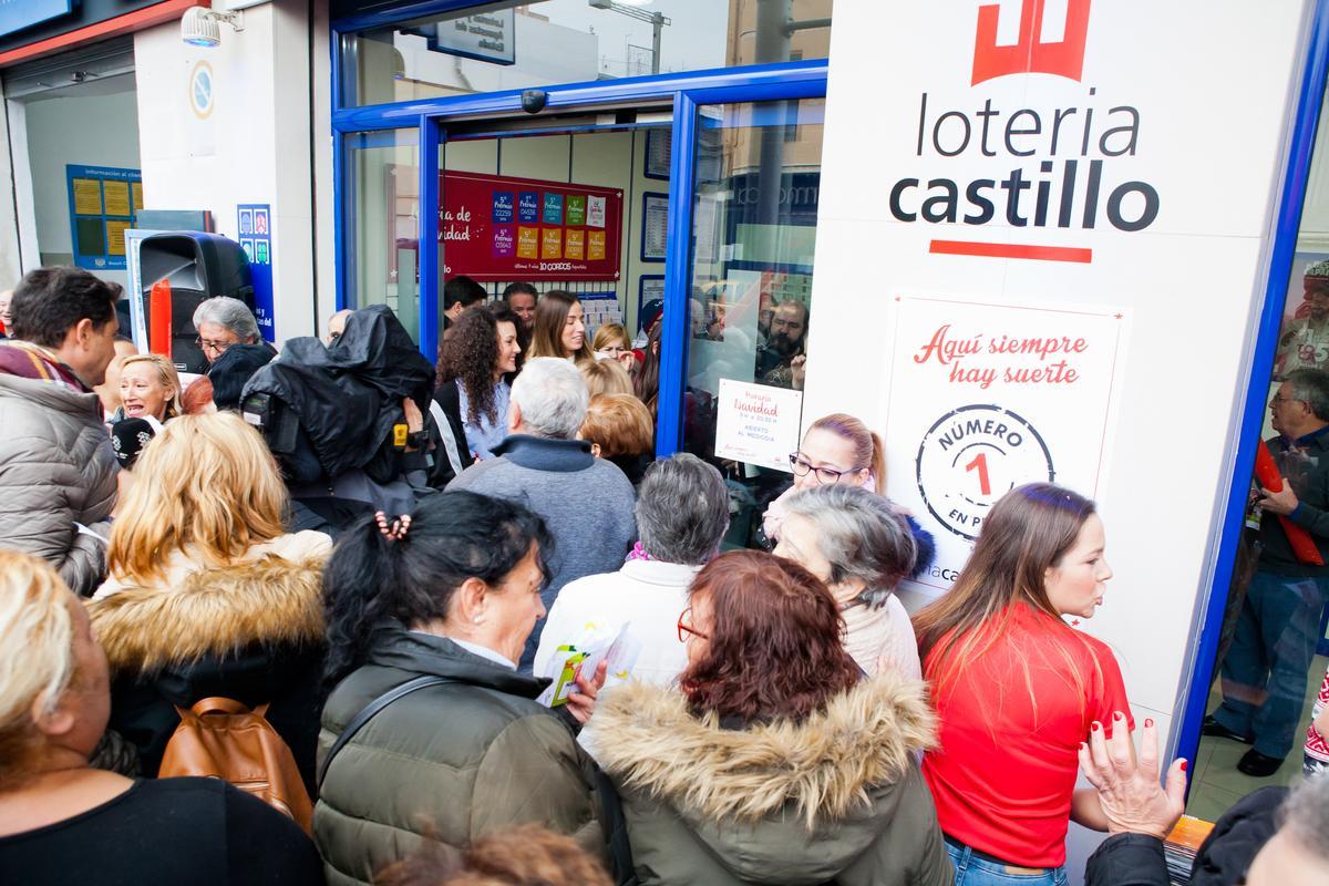 Compartir dècims de loteria és una tradició molt vinculada al sorteig de Nadal