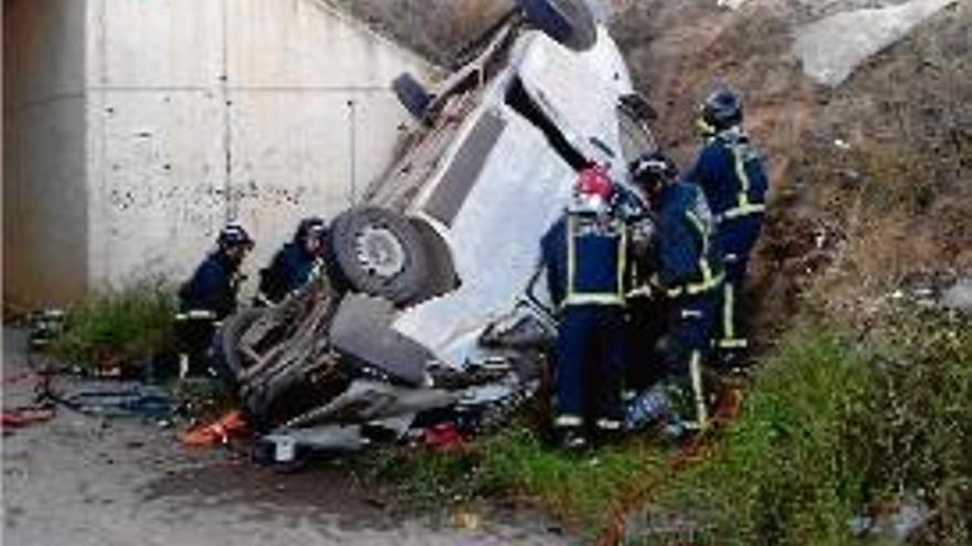 El vehicle va caure des d&#039;un pont en una autovia.