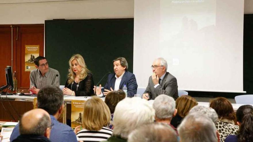 José Navarro Talegón (derecha) junto a Juan Andrés Blanco en la apertura del curso en la UNED.