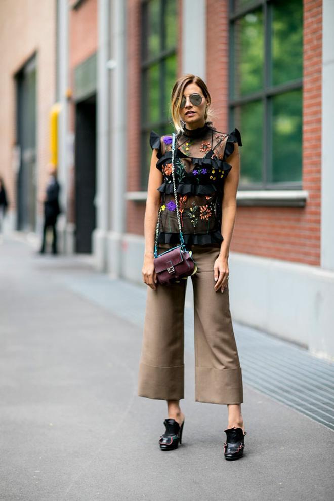 Pantalones caqui con transparencias