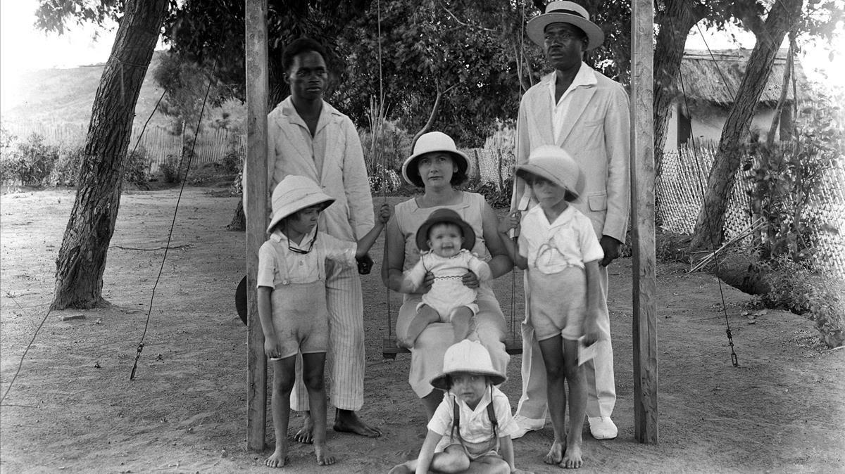 De Ruan a una vida con sirvientes en Madagascar. Posado junto al columpio infantil.