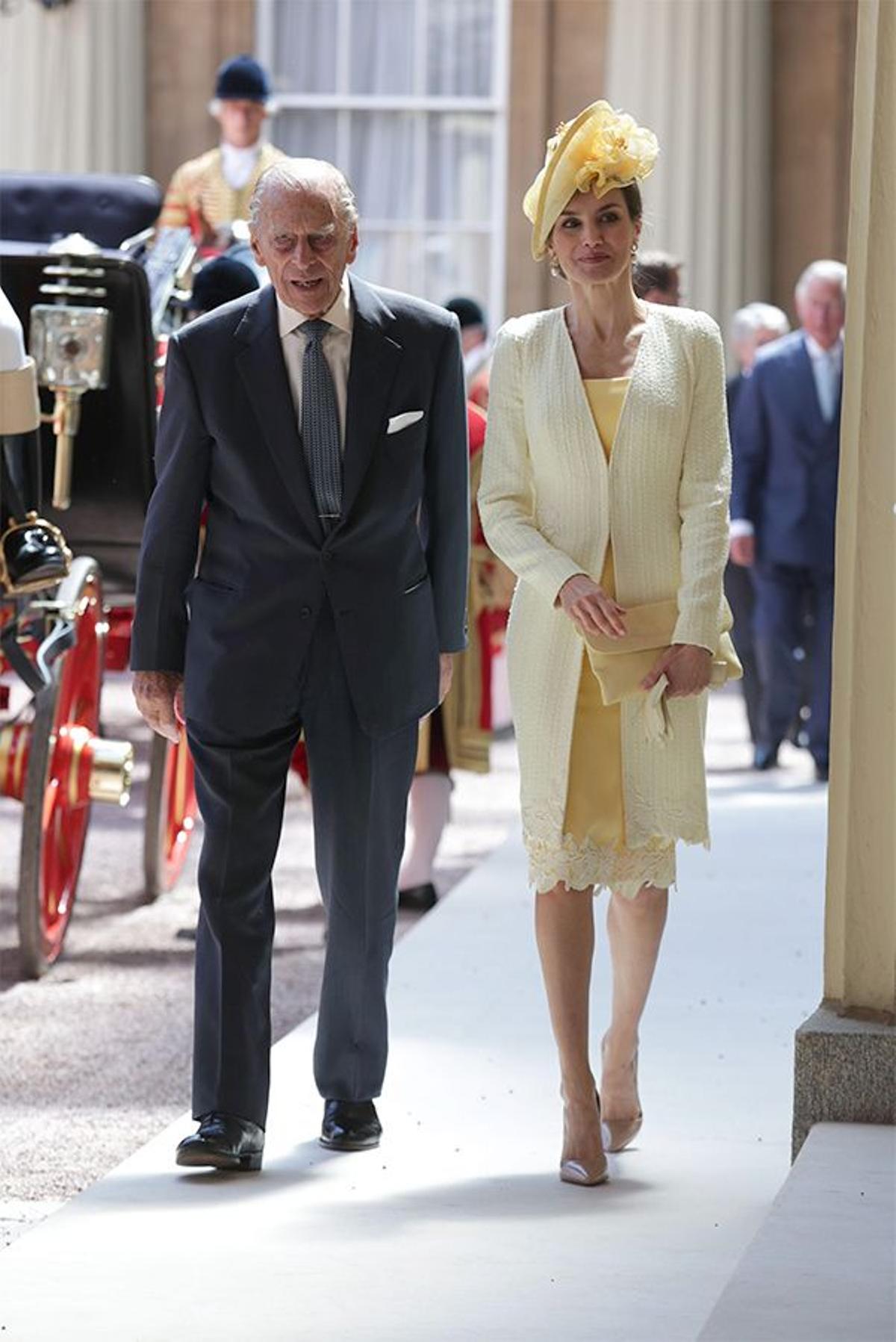 Letizia Ortiz, junto al Duque de Edimburgo, con un look en amarillo de Felipe Varela