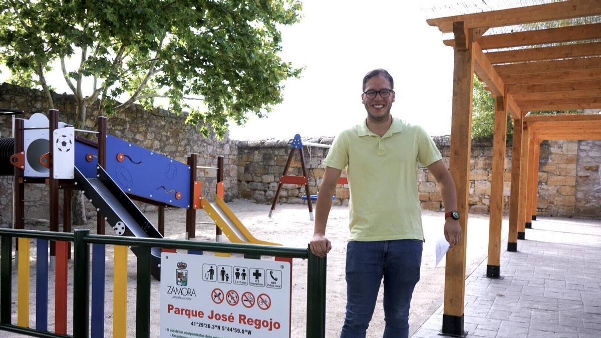 El concejal Pablo Novo, en el remodelado parque infantil de la calle José Regojo.