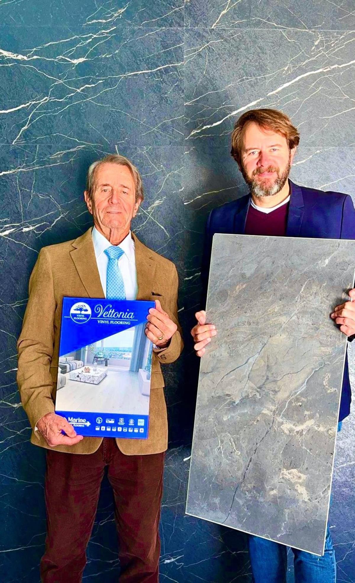 Antonio Hernández Gutiérrez (izq), fundador de Muebles Hernández, junto a su hijo Antonio Hernández Salinas, actual administrador de la empresa.