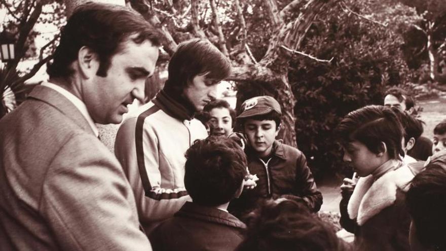 Johan Cruyff signant autògrafs a la Gavina de s’Agaró,el 1975.