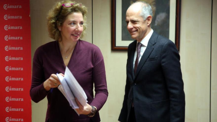 La directora de la Cámara de Comercio tinerfeña, Lola Pérez, y el presidente de la entidad, Santiago Sesé, ayer.