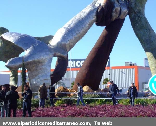 Galería de fotos: Cae la estatua de Ripolles