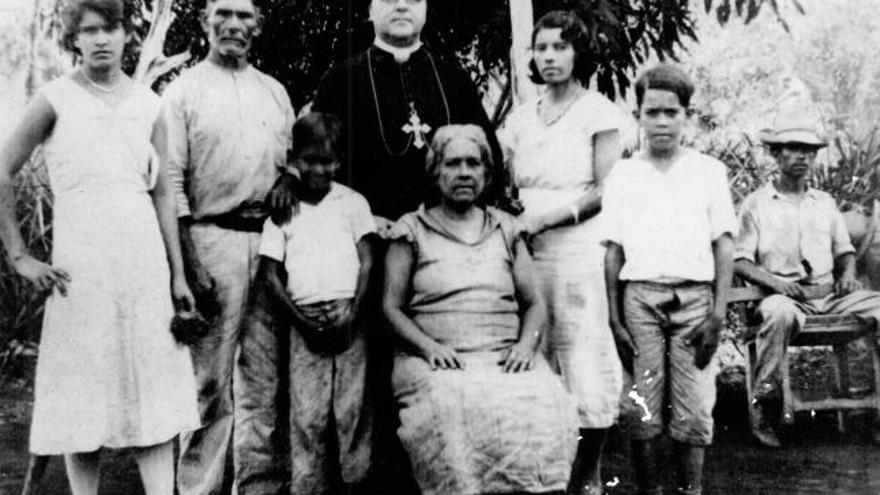 El arzobispo Enrique Pérez Serantes, con una familia de campesinos guajiros, en Cuba.  // Ignacio Uría/E.G.