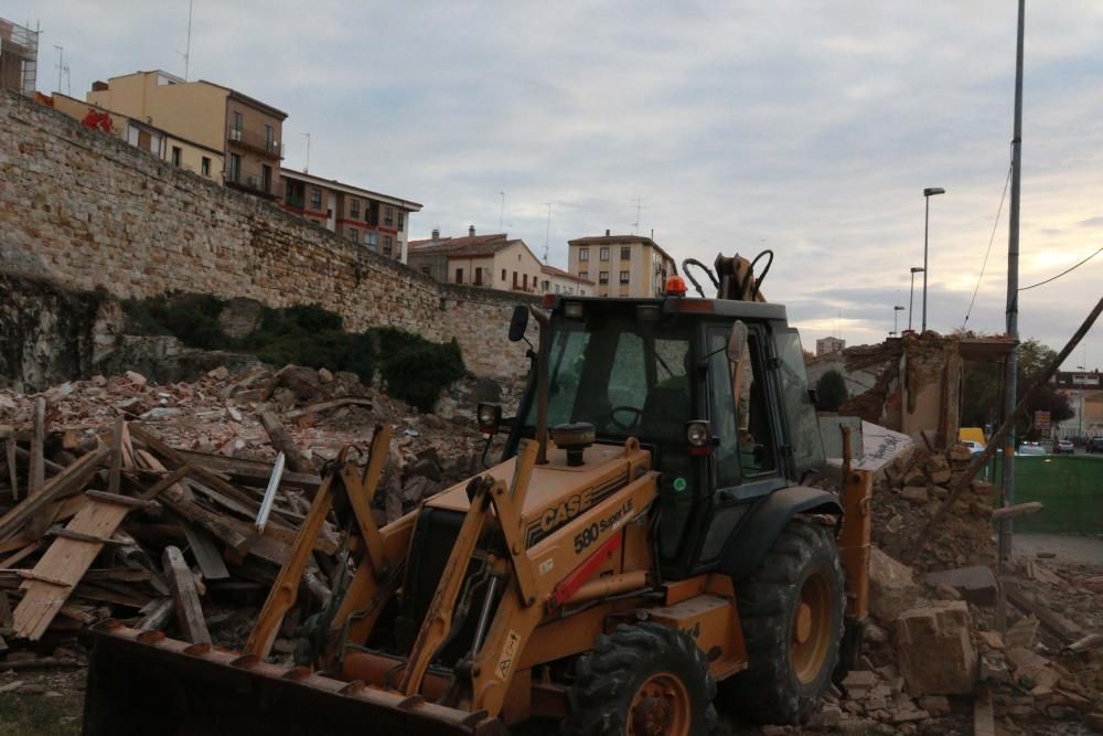 Derribo en la Feria para liberar la muralla.