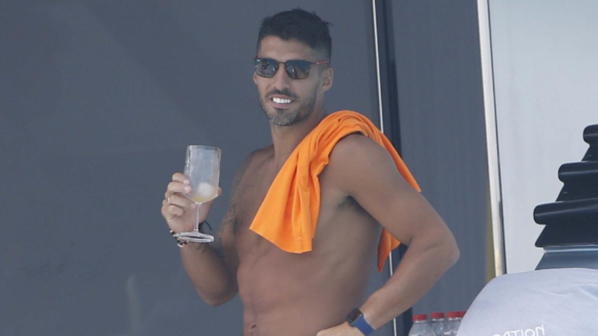 Luis Suárez, en el yate que comparte con Cesc, Messi y sus familias, en aguas de Eivissa, este viernes.