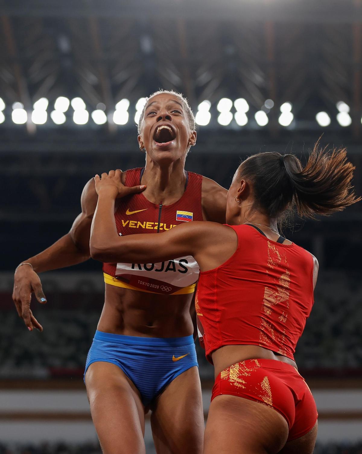 Ana Peleteiro se cuelga la medalla de bronce en triple salto