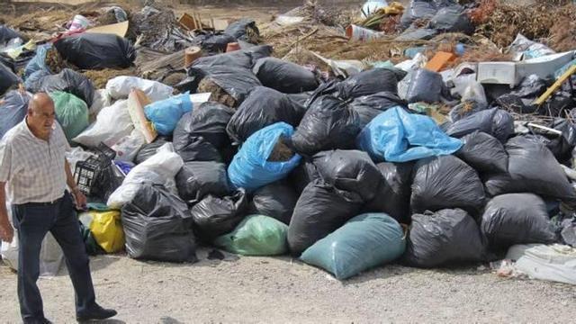 Junto a los contenedores de la entrada de la urbanización de la Finca Terol se acumulan basuras de todo tipo