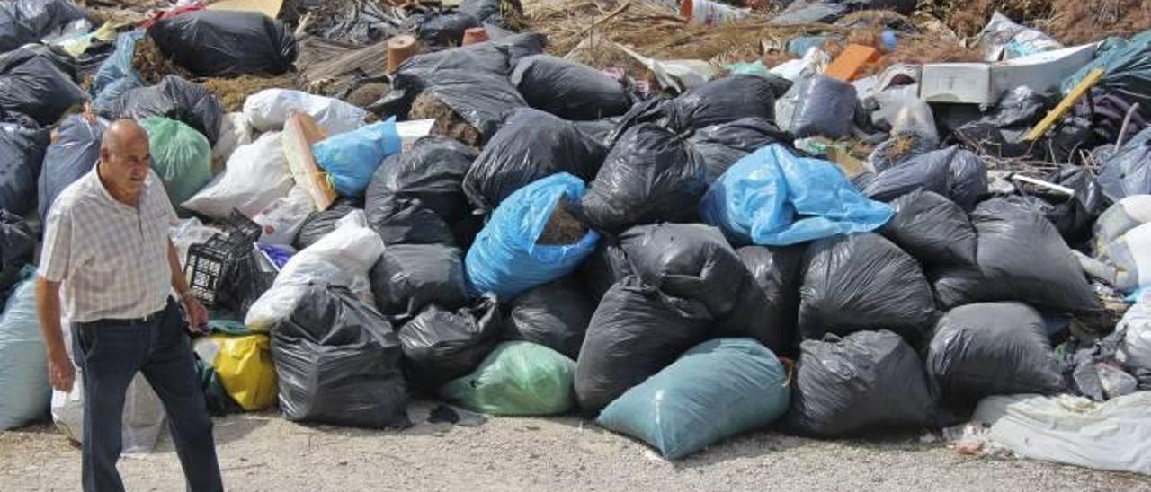 Junto a los contenedores de la entrada de la urbanización de la Finca Terol se acumulan basuras de todo tipo