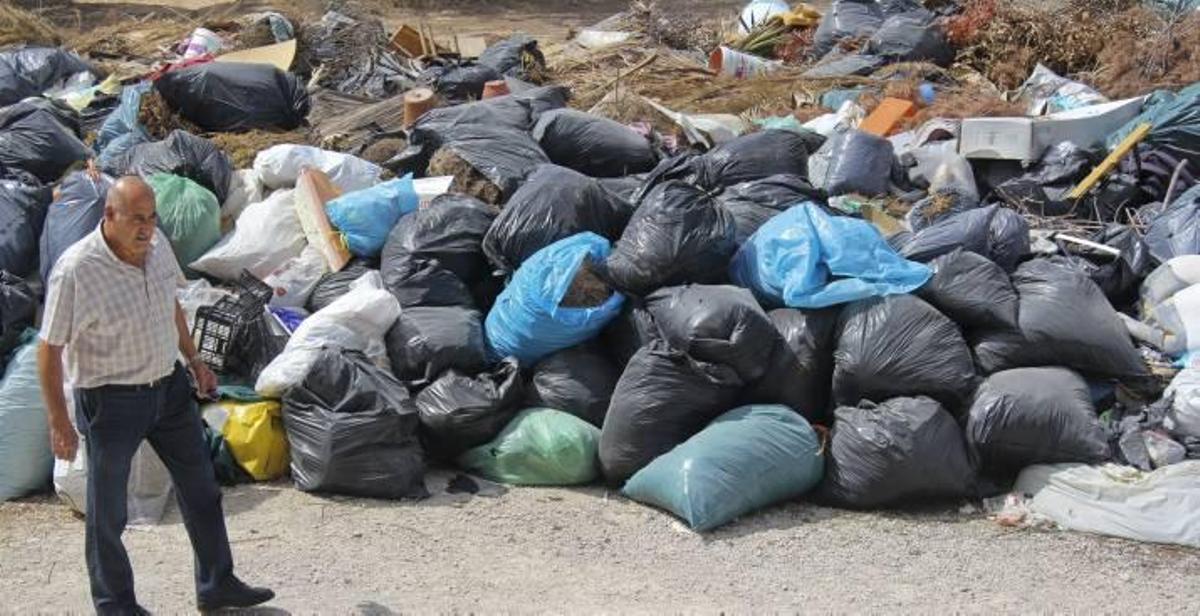 Junto a los contenedores de la entrada de la urbanización de la Finca Terol se acumulan basuras de todo tipo